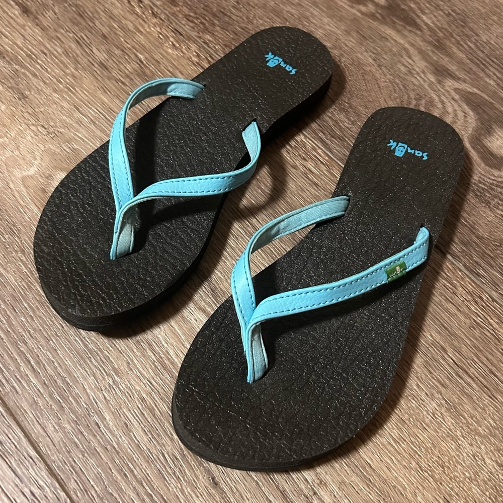 NWOT Sanuk Women's Yoga Joy blue flip flop sandals size 6